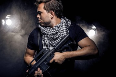 Asker veya paralı bir assualt tüfek veya bir pervane gibi paintball veya airsoft tabanca ile