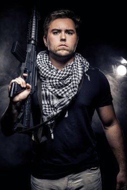 Asker veya paralı bir assualt tüfek veya bir pervane gibi paintball veya airsoft tabanca ile