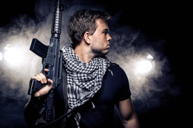 Asker veya paralı bir assualt tüfek veya bir pervane gibi paintball veya airsoft tabanca ile