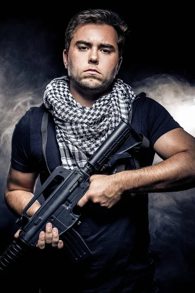 Asker veya paralı bir assualt tüfek veya bir pervane gibi paintball veya airsoft tabanca ile