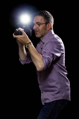 Kamera ve flaş karanlık bir arka plan ile paparazzi