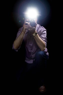 Kamera ve flaş karanlık bir arka plan ile paparazzi