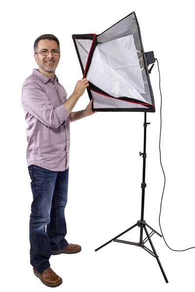Fotograaf met studio verlichtingsapparatuur — Stockfoto