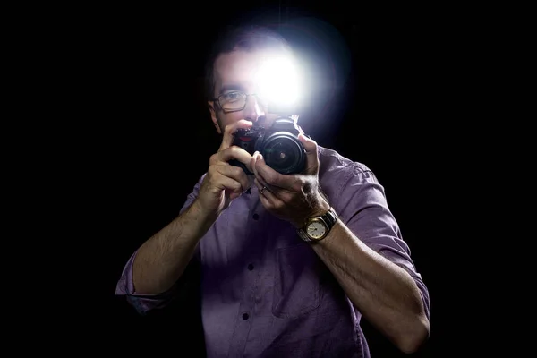 Paparazzi z aparatu i lampy błyskowej w ciemnym tle — Zdjęcie stockowe