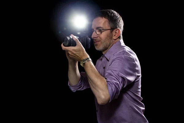 Paparazzi z aparatu i lampy błyskowej w ciemnym tle — Zdjęcie stockowe