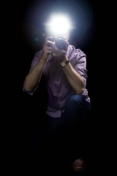 Paparazzi avec appareil photo et flash dans un fond sombre — Photo