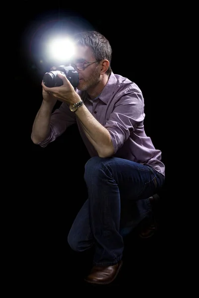 Paparazzi avec appareil photo et flash dans un fond sombre — Photo