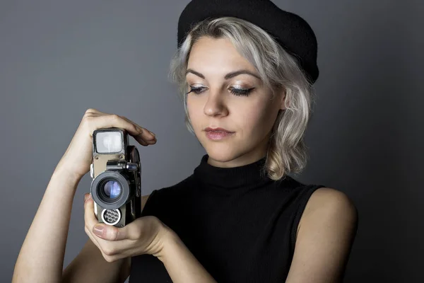 Cineasta femenina sosteniendo una cámara de vídeo Vintage —  Fotos de Stock