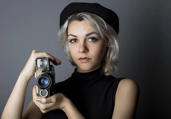 Cineasta femenina sosteniendo una cámara de vídeo Vintage — Foto de Stock