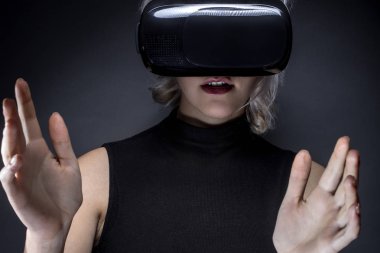 VR sanal gerçeklik kulaklık giyen kadın