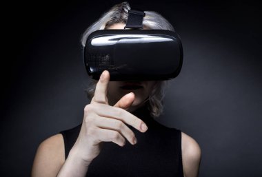 VR sanal gerçeklik kulaklık giyen kadın