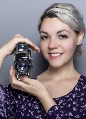 Öğrenci film yapımcısı ile a Vintage fotoğraf makinesi