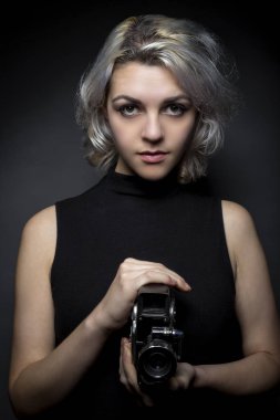 Film yapımcısı veya Vintage bir kamera tutarak yönetmen