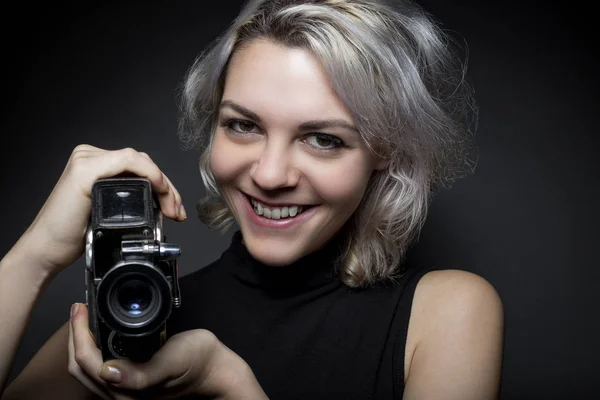 Cineasta ou diretor segurando uma câmera vintage — Fotografia de Stock