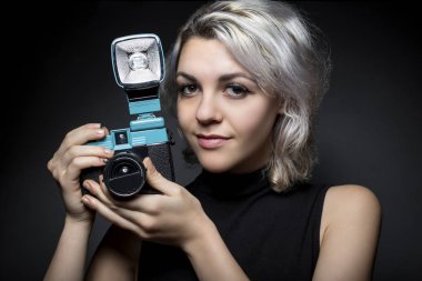 Vintage plastik Film kamera ile geleneksel fotoğrafçı