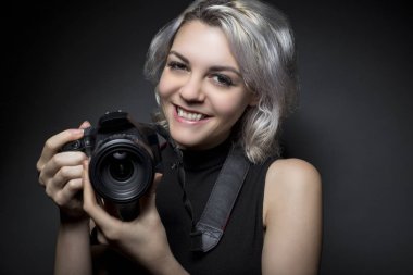 Dslr fotoğraf makinesi ile kadın fotoğrafçı