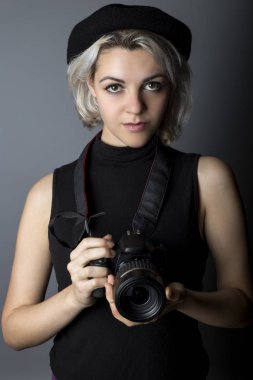 Dslr fotoğraf makinesi ile kadın fotoğrafçı