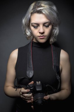 Dslr fotoğraf makinesi ile kadın fotoğrafçı