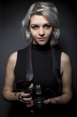 Dslr fotoğraf makinesi ile kadın fotoğrafçı
