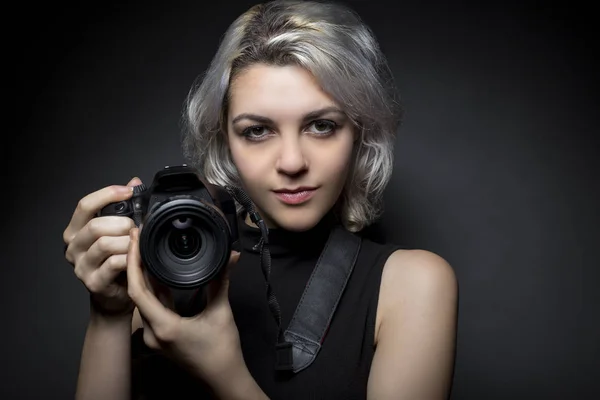 Dslr fotoğraf makinesi ile kadın fotoğrafçı — Stok fotoğraf