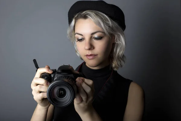 Fotografo femminile con fotocamera dslr — Foto Stock