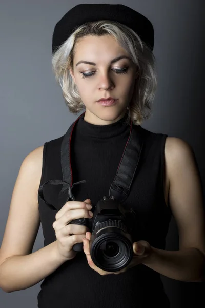 Жінка-фотограф з камерою DSLR — стокове фото