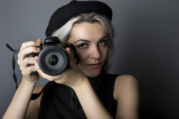 Fotógrafa feminina com câmera dslr — Fotografia de Stock