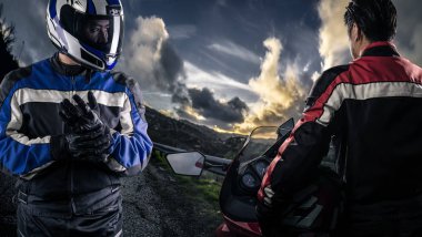 Motosiklet yarışçıları bir manzara kanyon yolu veya yarış pisti