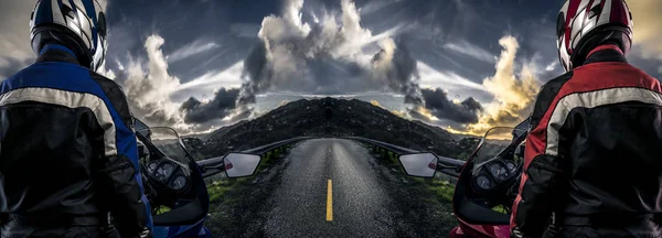 Motosiklet yarışçıları bir manzara kanyon yolu veya yarış pisti