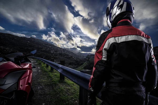 Motorrijder een schilderachtige zonsondergang onderweg — Stockfoto