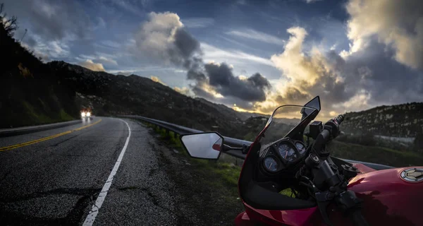 Motocicleta em uma estrada panorâmica — Fotografia de Stock