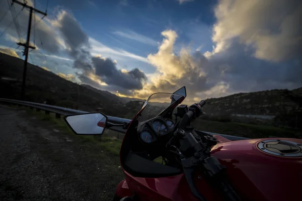 Motocicleta em uma estrada panorâmica — Fotografia de Stock