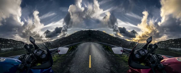 Motocicleta en una carretera panorámica — Foto de Stock