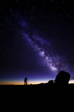 Astro fotoğrafçı bir çöl peyzaj manzaralı Samanyolu