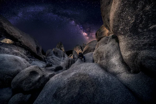 Astro fotograf v pouštní krajině s výhledem na galaxie Mléčné dráhy — Stock fotografie