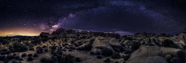 Weergave van de Melkweg in een woestijn landschap — Stockfoto