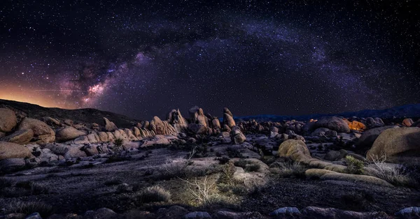 View of Milky Way Galaxy in a Desert Landscape — Stock Photo, Image