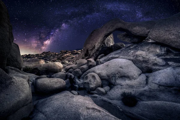 Astro fotograf v pouštní krajině s výhledem na galaxie Mléčné dráhy — Stock fotografie