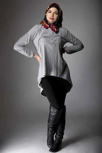 Modelado femenino Moda Hijab — Foto de Stock