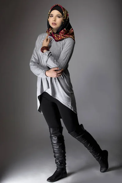 Female Modeling Hijab Fashion — Stock Photo, Image