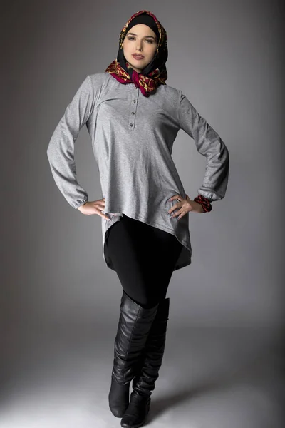 Ženské modelování hidžáb móda — Stock fotografie