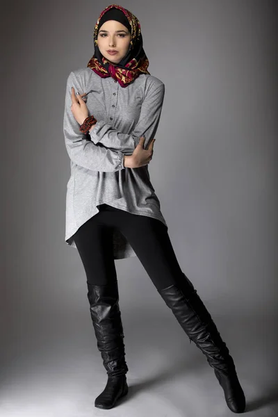 Жіночий моделювання хіджаб моди — стокове фото