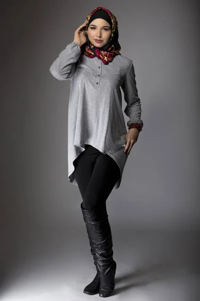 Kvinnliga modellering Hijab Fashion — Stockfoto