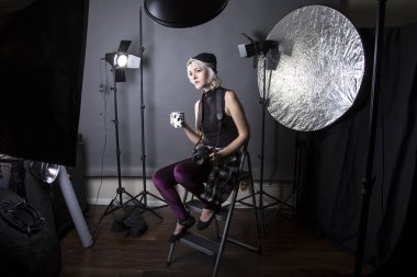 Bir stüdyoda kahve içme hipster fotoğrafçı