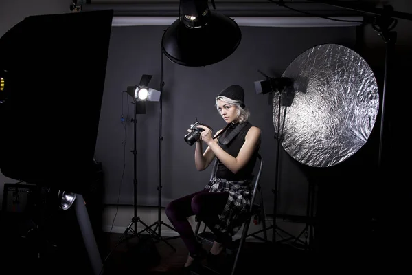 Γυναίκα επαγγελματίας φωτογράφος σε ένα στούντιο — Φωτογραφία Αρχείου