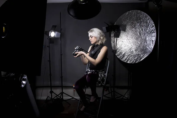 Kadın profesyonel fotoğrafçı bir stüdyoda — Stok fotoğraf