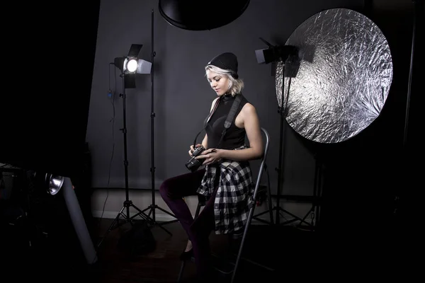 Female Professional Photographer in a Studio — Stock Photo, Image
