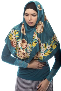 Beyaz bir arka plan üzerinde izole Hijab giyen erkek