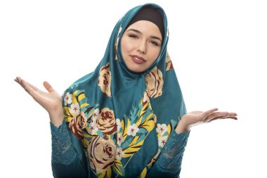 Beyaz bir arka plan üzerinde izole Hijab giyen erkek