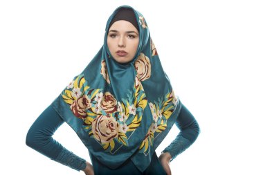 Beyaz bir arka plan üzerinde izole Hijab giyen erkek